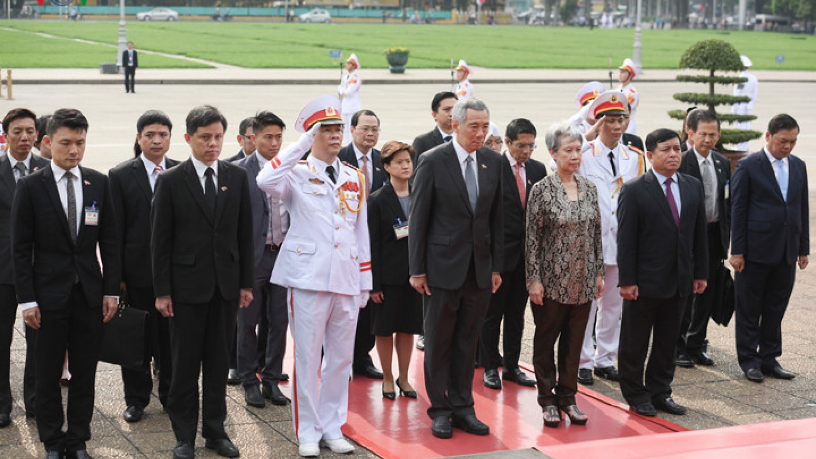 Singapore PM pays tribute to late President Ho Chi Minh