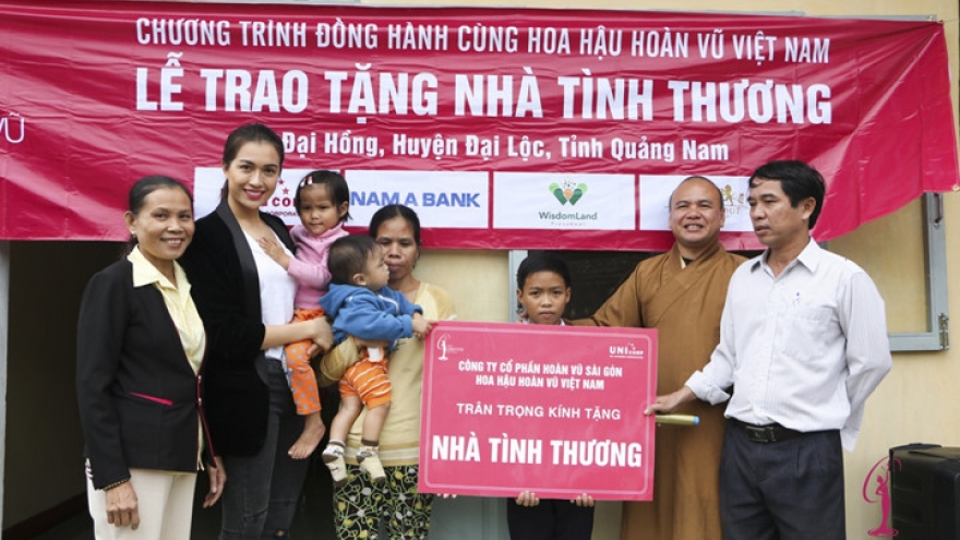 Le Hang donates 3 houses to poor in Quang Nam