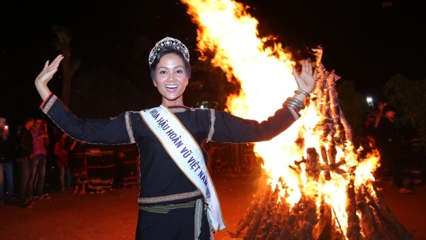 H'Hen Nie dances with ethnic minorities in Dak Lak