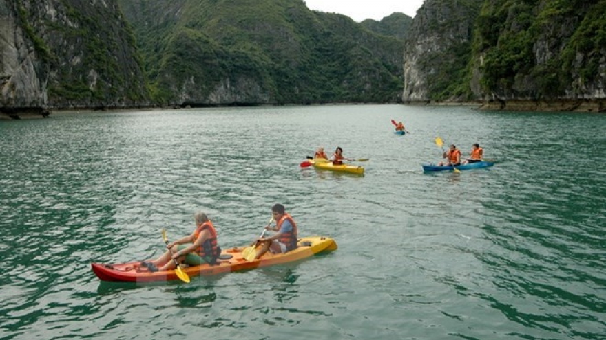 Quang Ninh manages sports services on Ha Long Bay