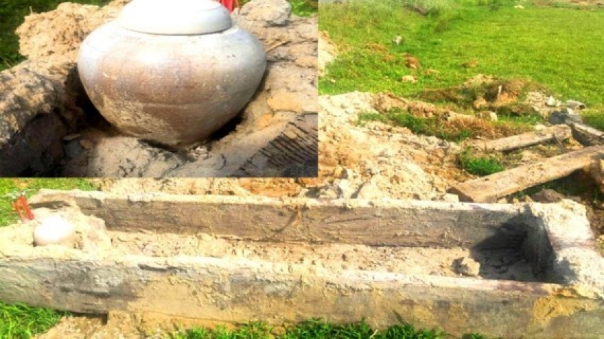 Ancient treetrunk coffin unearthed in Ha Tinh province