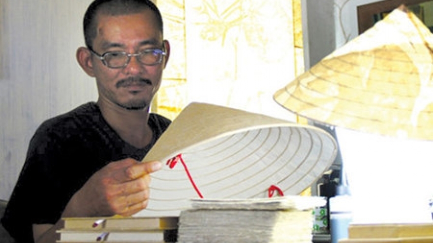 Painter Hai Bang: creating Truc Chi, a new art material