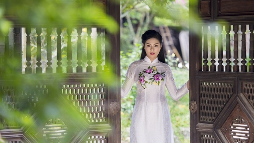 Ngoc Han graceful in Ao Dai at century-old house