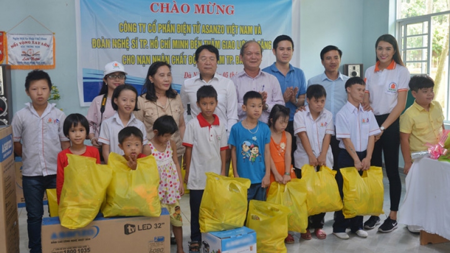 Le Hang gets into charity work in Danang