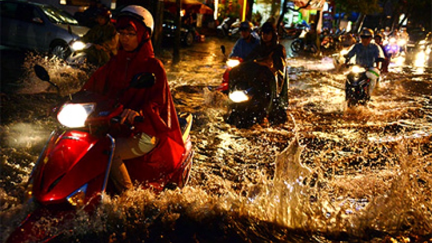 Rain lets up, Hanoi remains in deep water