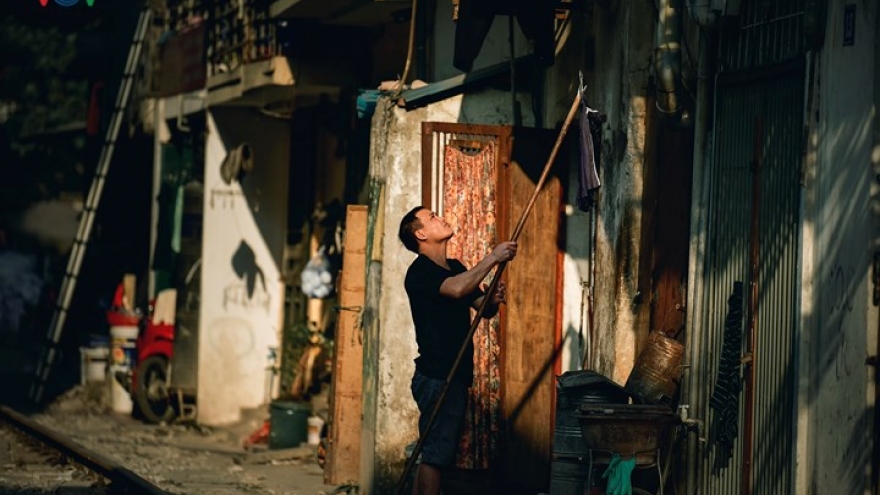 Photos capture everyday life in Hanoi