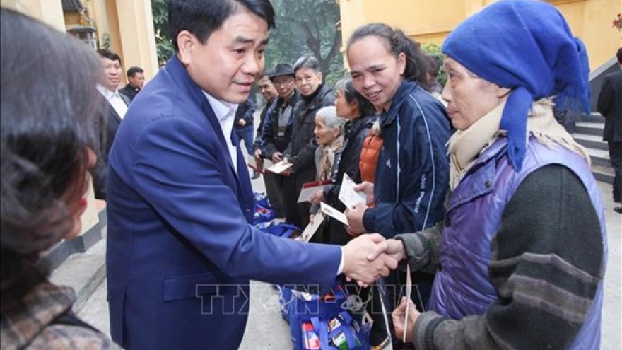 Hanoi mayor pays Tet visits to disadvantaged people