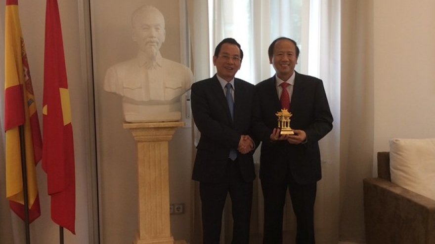 Hanoi’s front officials visit Switzerland and Spain