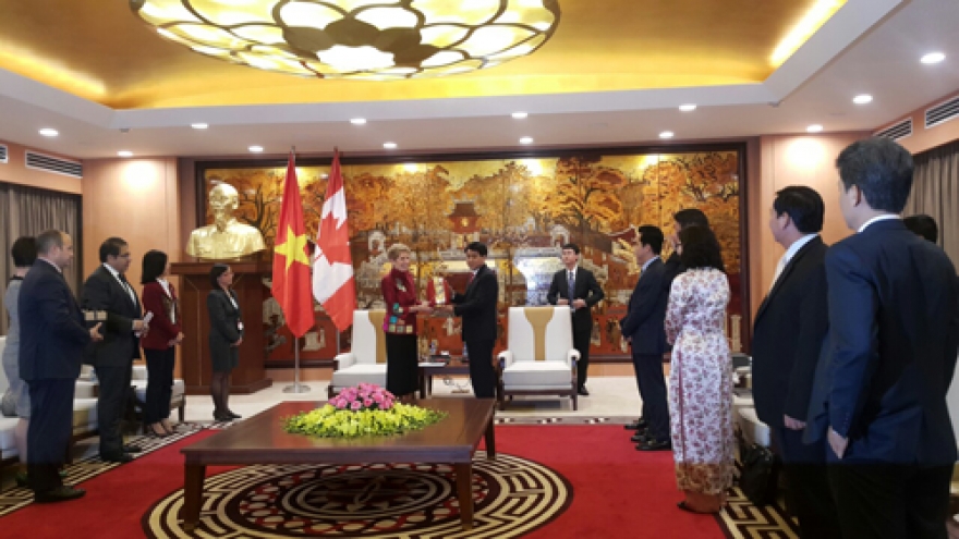 Hanoi leader receives Canada’s Ontario Premier, Pakistani guest