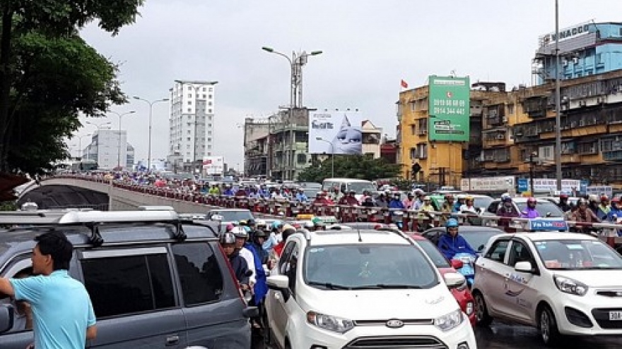 
        Hanoi eyes ban on non-resident motorbikes in inner city
                              