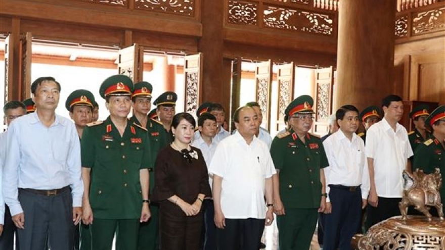 PM offers incense to late President in Hanoi’s outlying district