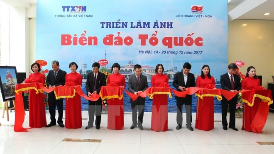 Photo exhibition features sea, islands in Hanoi