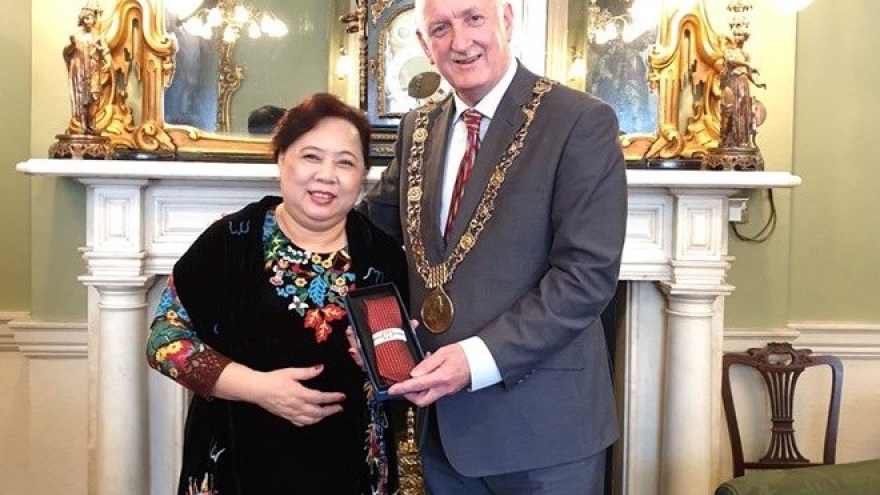 Hanoi officials visit Ireland, United Kingdom