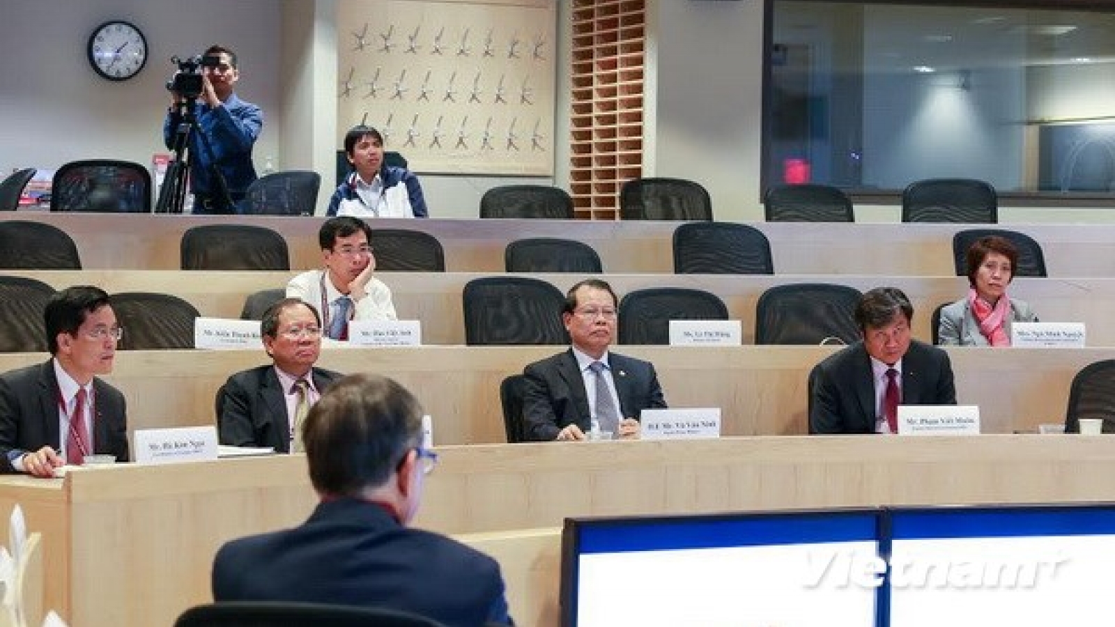 Deputy PM Ninh meets Harvard scholars 