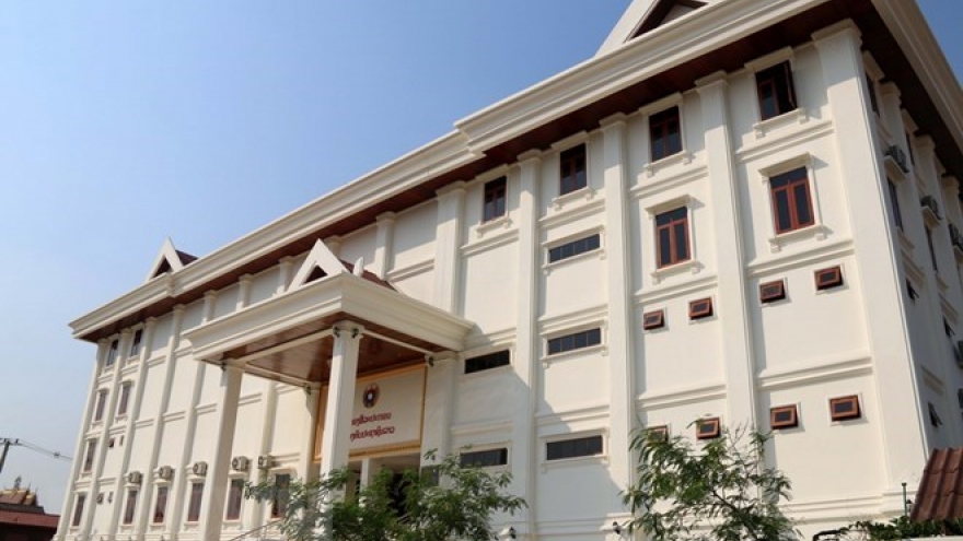 Vietnam hands over Lao military art troupe’s headquarters