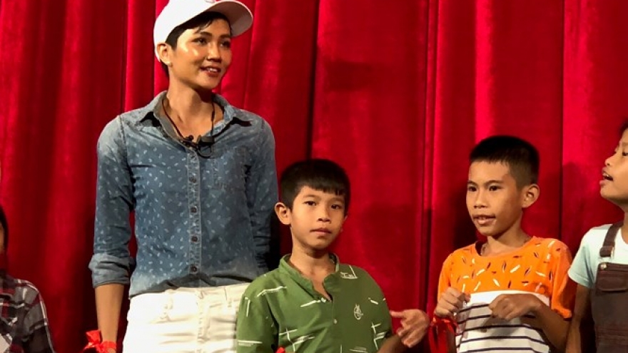 H’Hen Nie presents gifts to children with HIV
