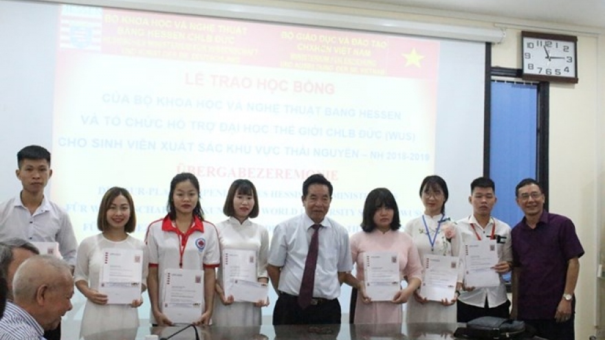 German scholarships presented to Vietnamese students