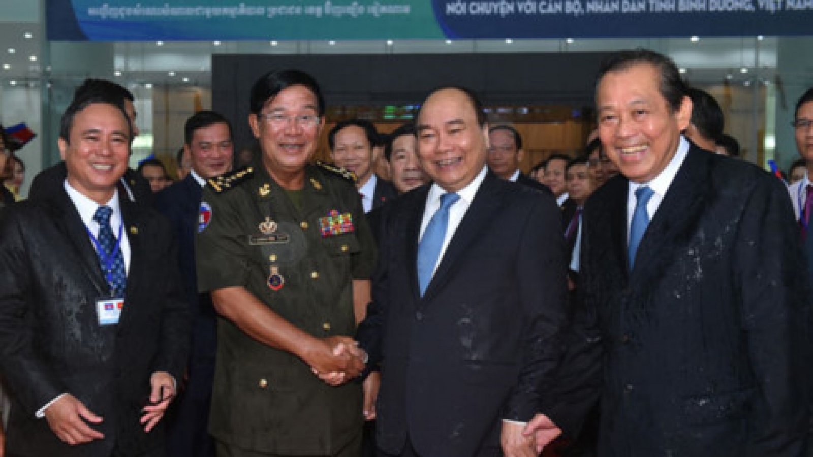 Vietnamese, Cambodian PMs seek ways to further ties