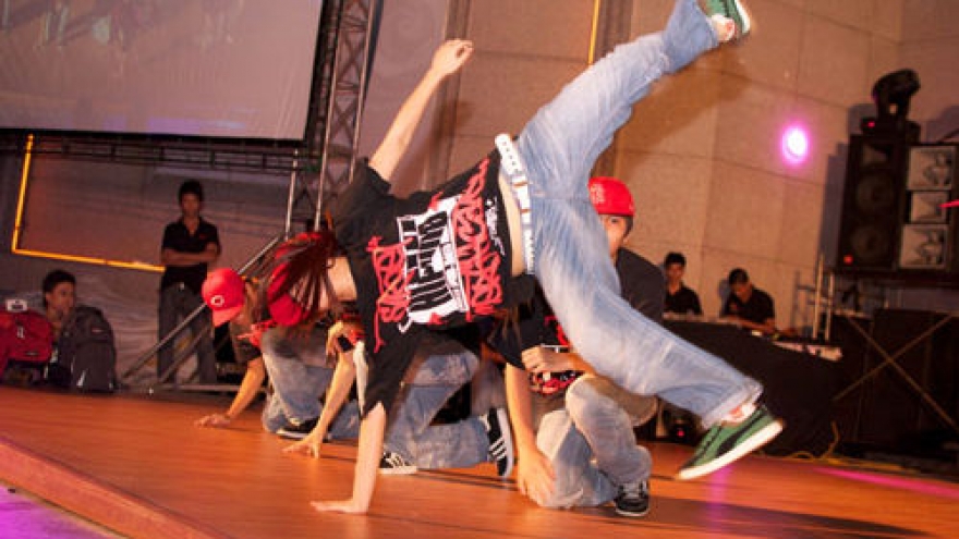 Hip-hop dancers to entertain the public