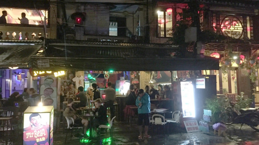 Hoi An authorities seek solution to noisy bars, diners