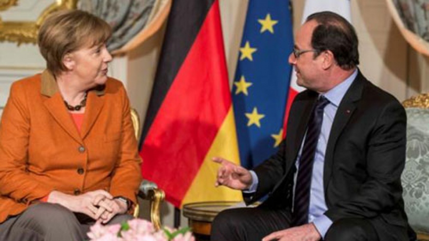 Hollande, Merkel stress migrant crisis needs EU solution