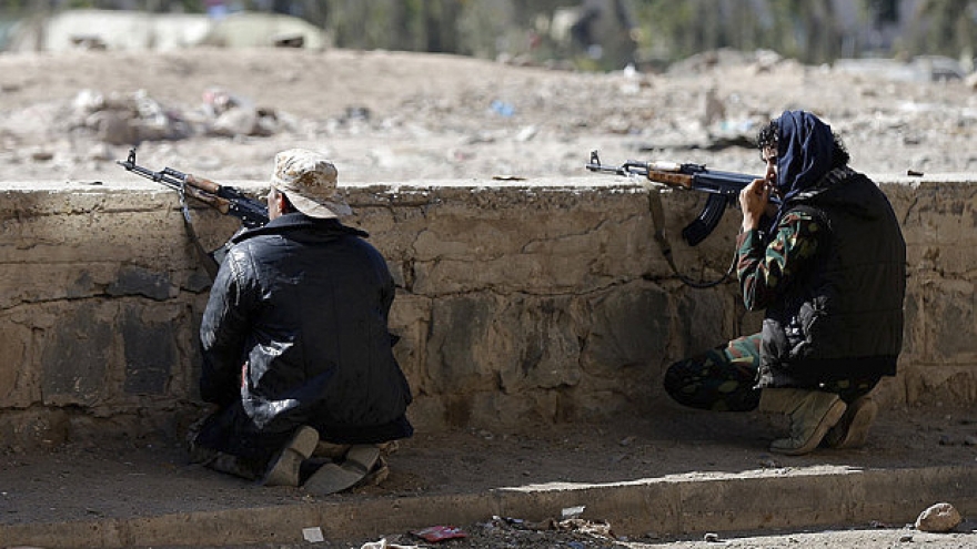 Arab forces continue airstrikes at Houthi rebels in southern Yemen