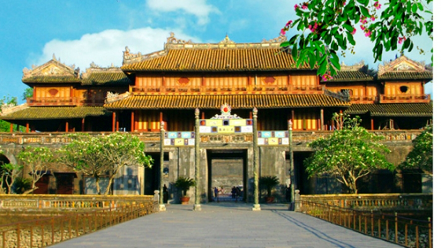 Then-and-now photos of Hue relics on display