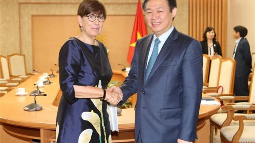Deputy PM Vuong Dinh Hue receives foreign ambassadors