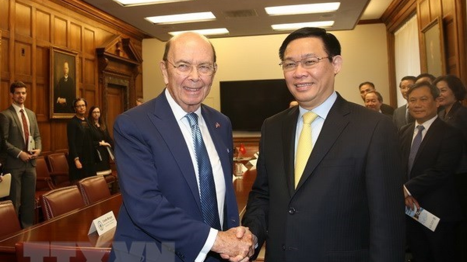 Deputy PM discusses trade, investment ties with US officials