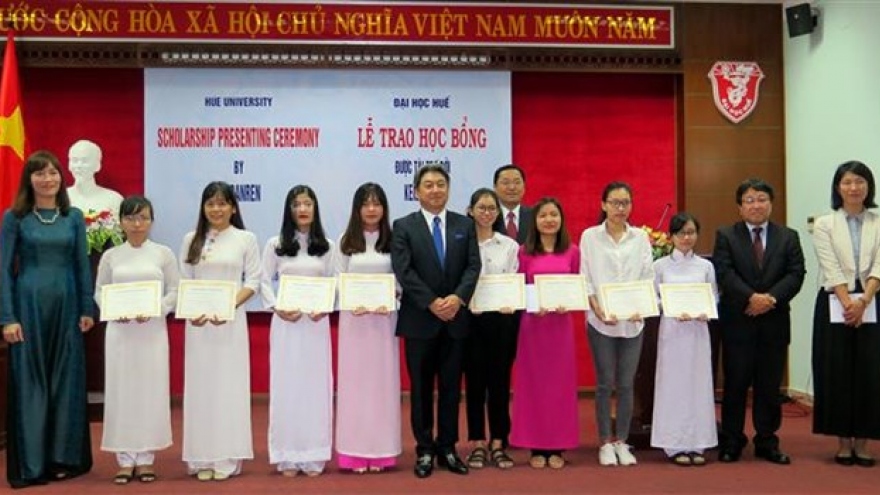 Hue students receive scholarships from Japan