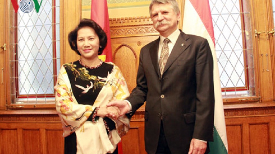 Top legislators of Vietnam, Hungary hold talks