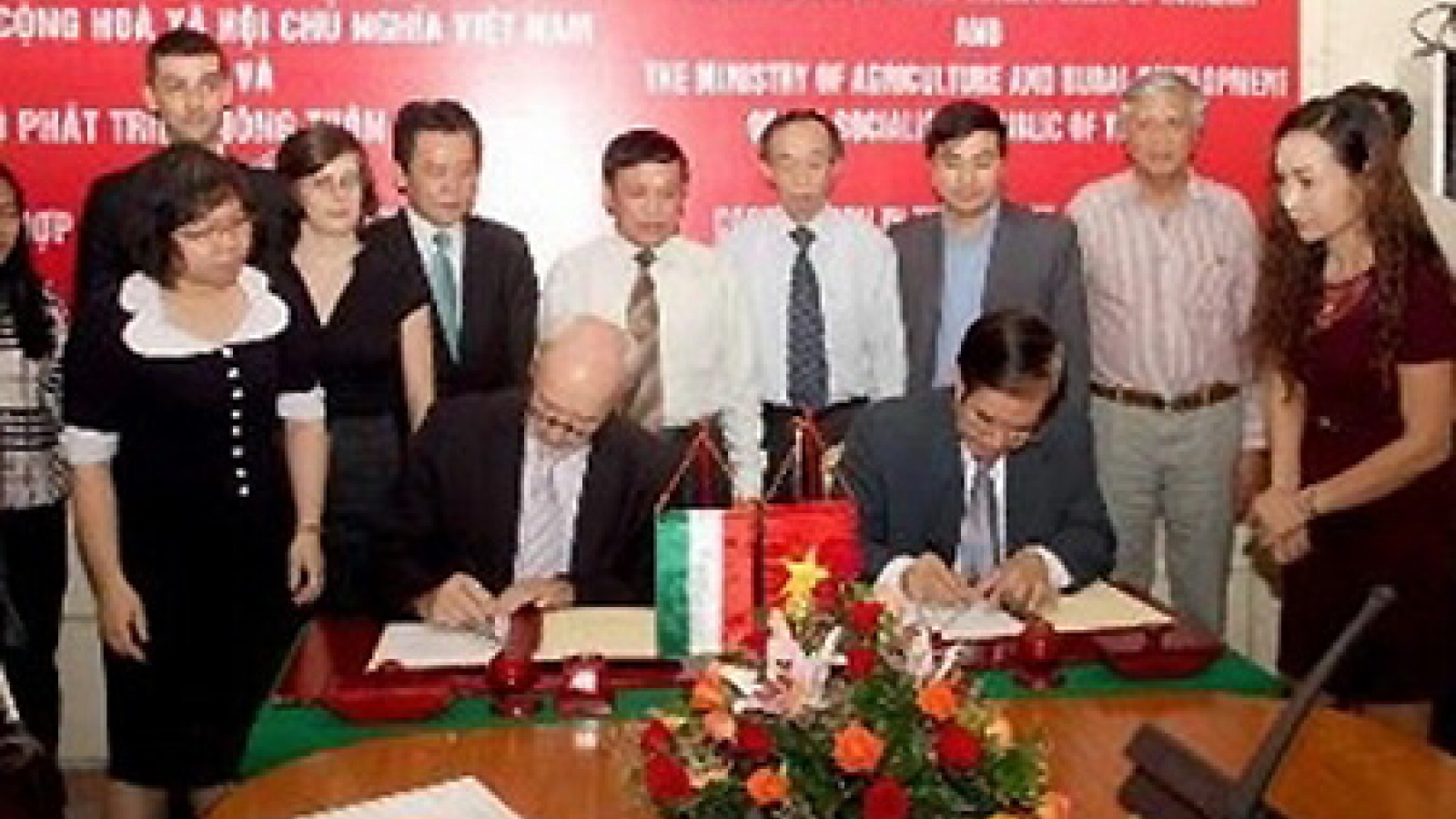 Hungarian folk dances in Hanoi