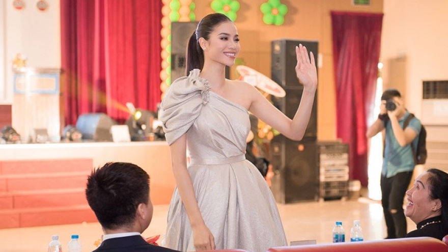 Pham Huong judges Miss Sakura in HCM City