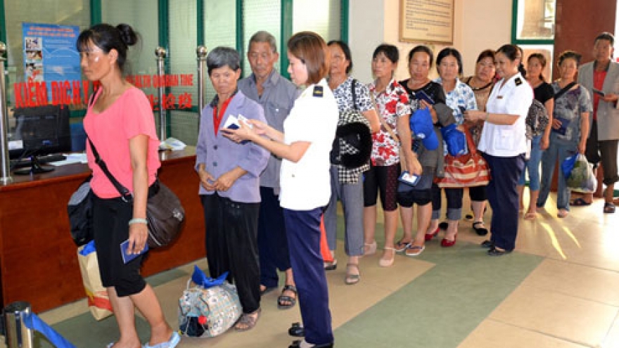 Visitors swarming into Vietnam via Huu Nghi bordergate
