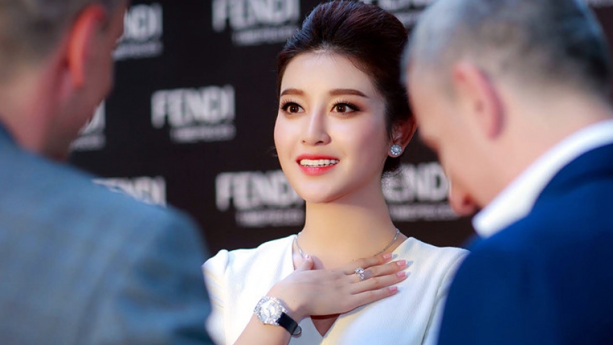 Huyen My looks stylish in pricey clothing set 
