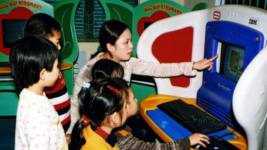 IBM Vietnam donates modern learning kits