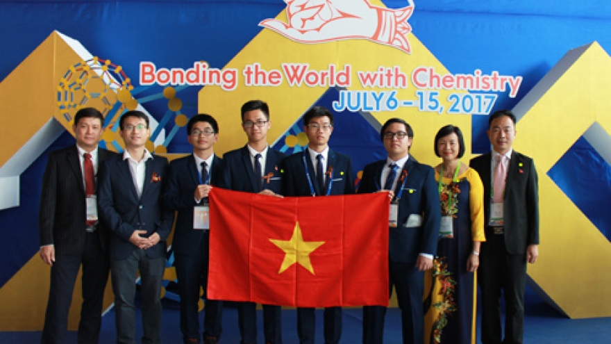 Vietnamese students make history with 3 golds at int’l chemistry contest