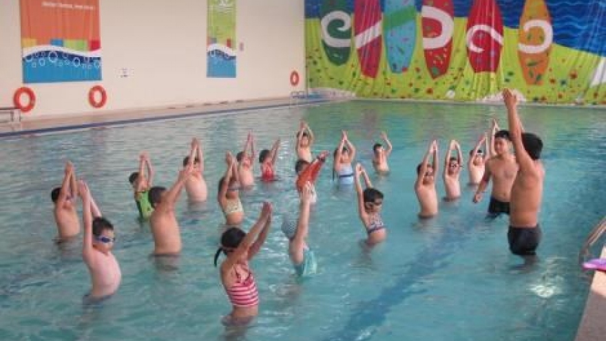 Dong Thap popularises swimming skills for children