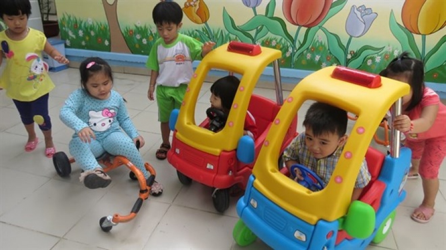 HCM City plans to increase salary for kindergarten teachers