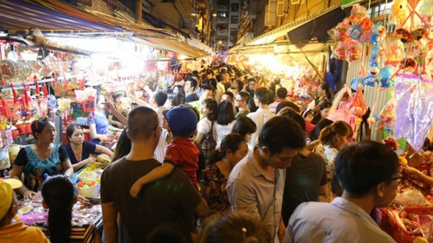Glowing lanterns signal start of Mid-Autumn Festival