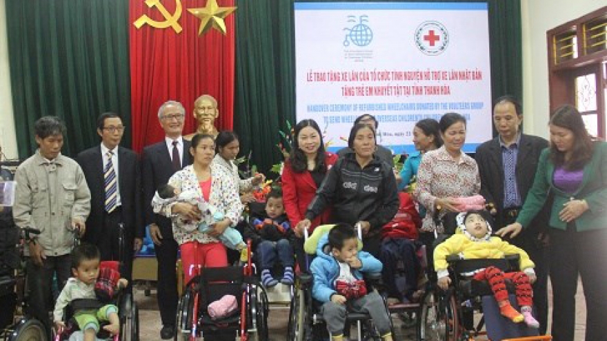 Japan charity presents wheelchairs to Thanh Hoa’s disabled children