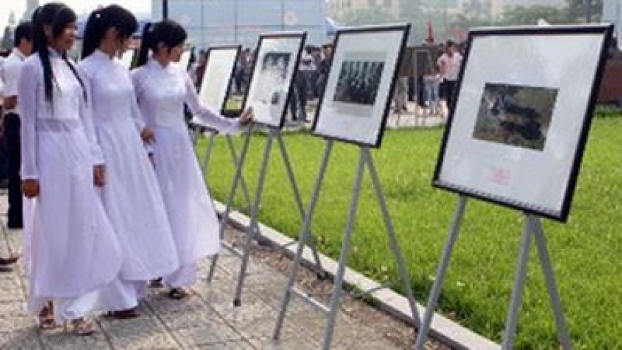 Photo exhibition on Red River Delta Civilization 