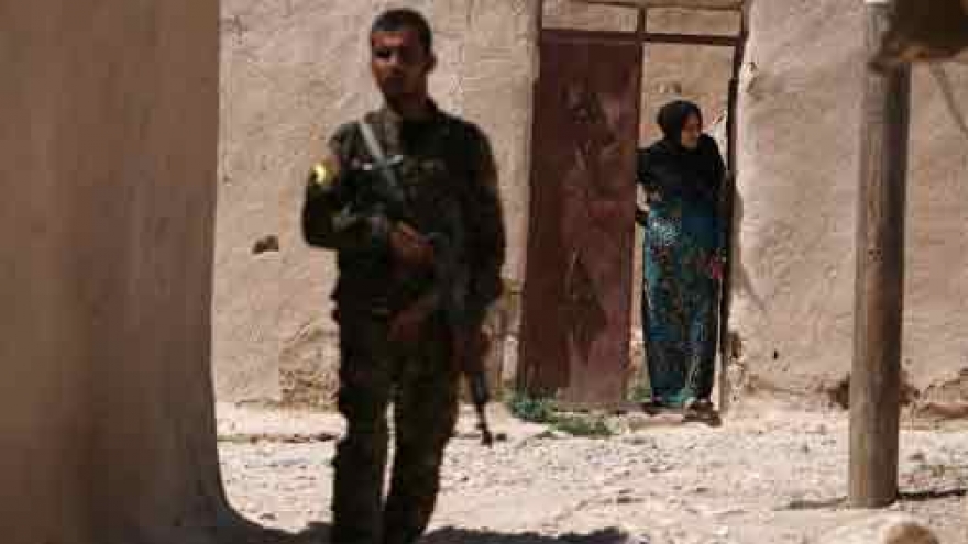 
        Islamic State loses ground on fronts in Syria, Iraq
                              