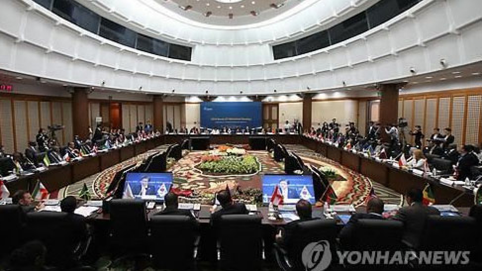 Vietnam attends ITU conference in Busan