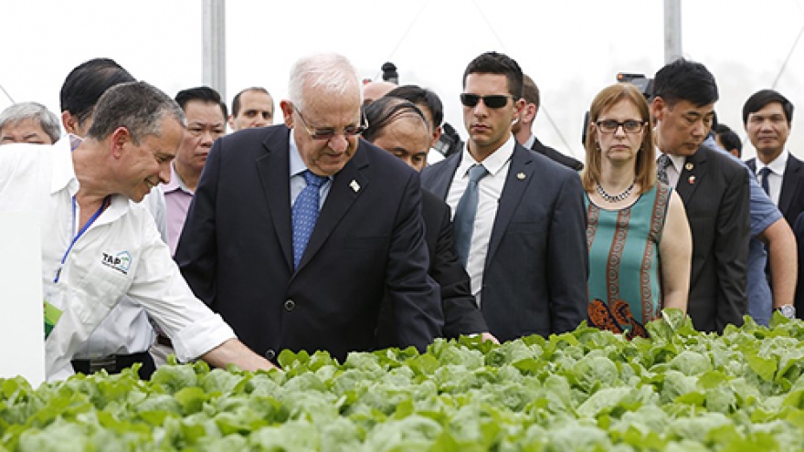 President Rivlin tours Israeli agricultural project near Hanoi