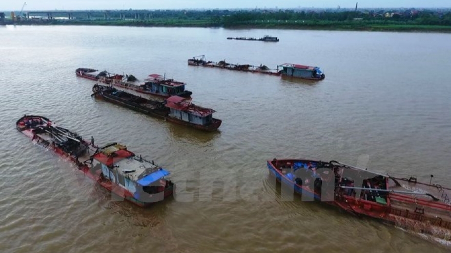 Illegal sand mining damages Hanoi’s dyke