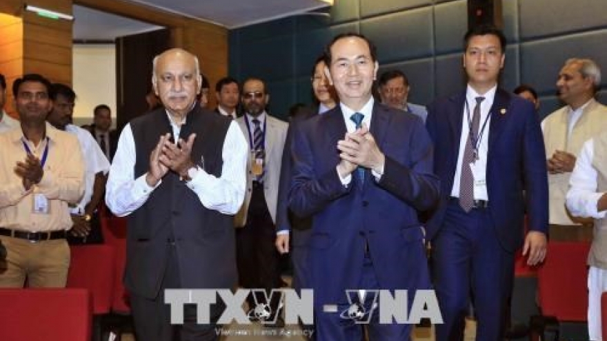 President Tran Dai Quang talks with Vietnamese expats in India