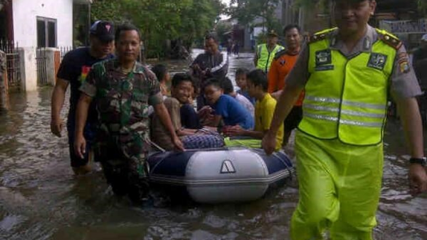 Indonesia: thousands evacuated due to floods, landslides