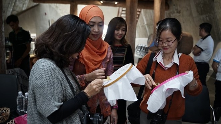 Vietnamese, Indonesian artisans present traditional batik, brocade art