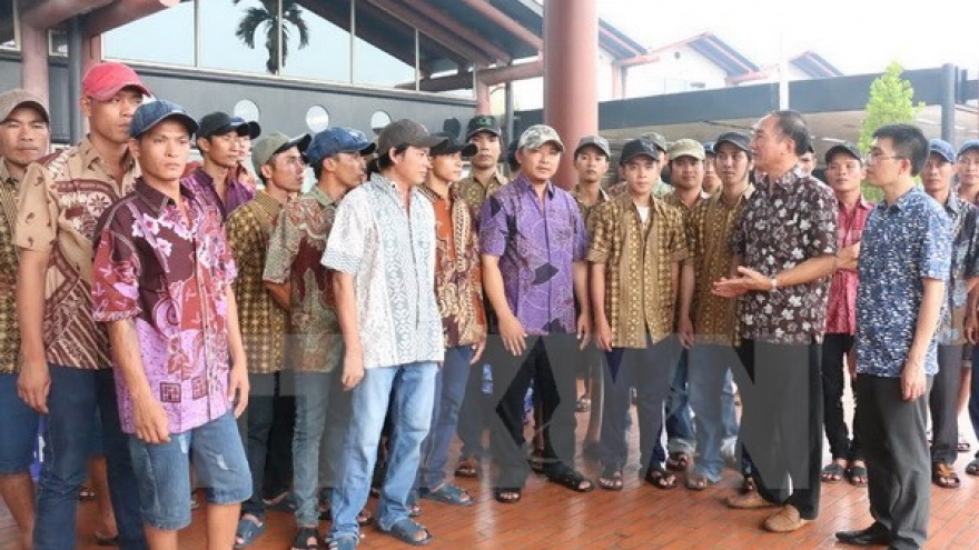 Indonesia officials release another 100 Vietnamese fishermen